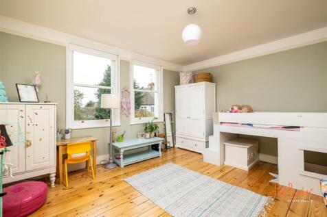 241028 - 61 Carlisle Avenue, St Albans - 20 [WM].j