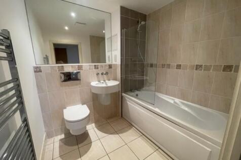 Main bathroom.2.jpg