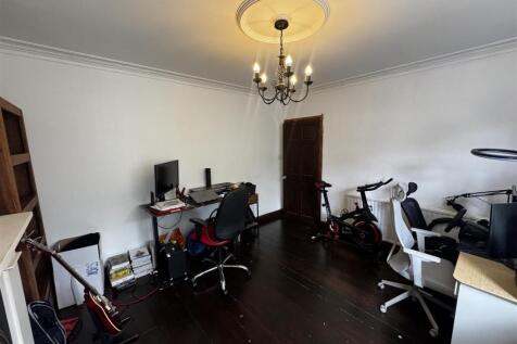 FRONT ROOM.jpg