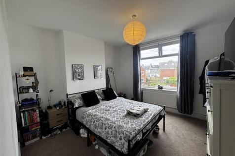 MAIN BEDROOM.jpg