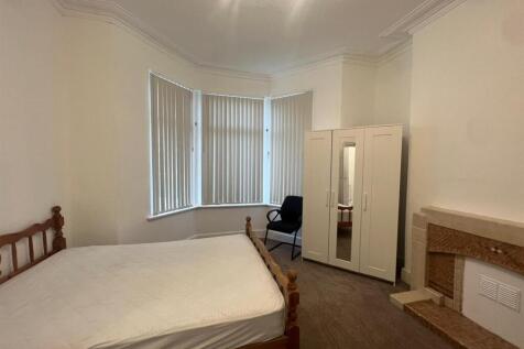 DOWNSTAIRS FRONT BED 2.jpg