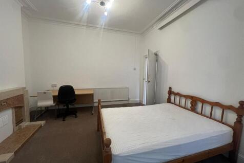 DOWNSTAIRS FRONT BED.jpg