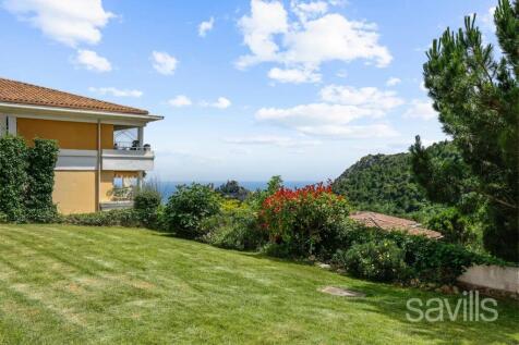 Apartment with garden and open views 