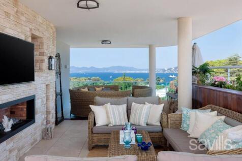 top floor apartment for sale with sea views in Cap