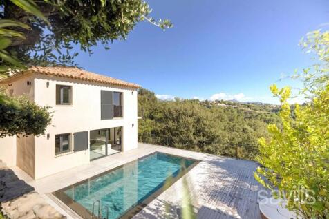 Villa with swimming pool for sale 