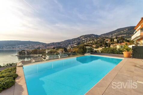Swimming pool with sea views 