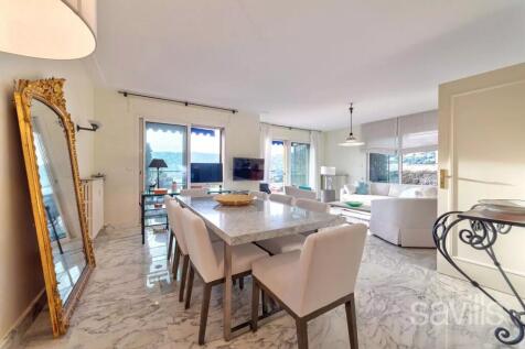 Living room with dining area 