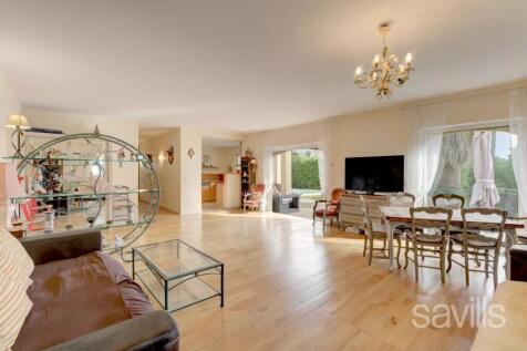 Reception room 
