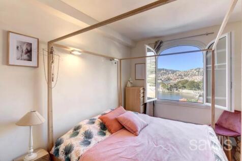 Bedroom with sea view