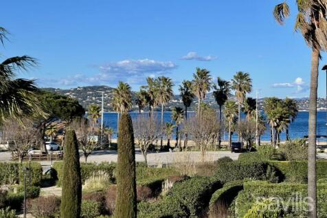 Sea view, private and secure residence with tennis