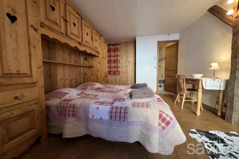 COMFORTABLE BEDROOM