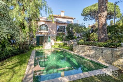 Charming villa within a gated estate in Cap d&#39;Anti