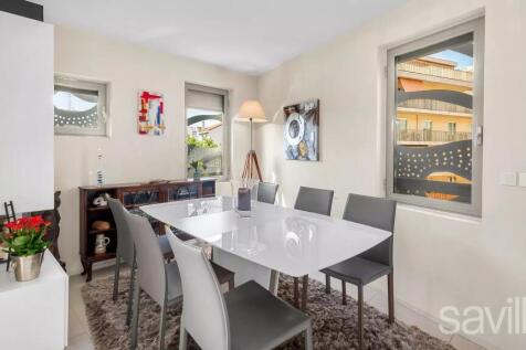 Buy a two-bedroom apartment in Cap d&#39;Antibes, l&#39;Il