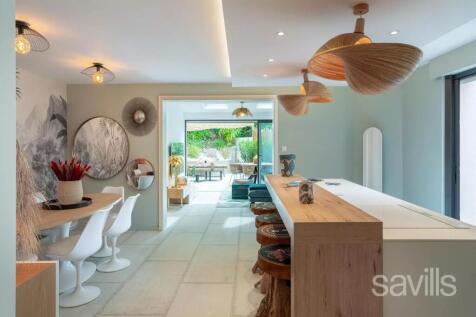Secure Residence With Swimming Pool