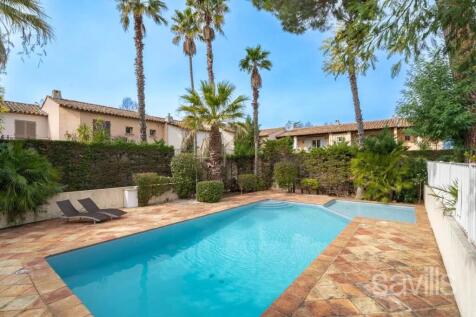 Secure Residence With Swimming Pool