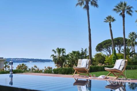 A modern villa with sea views in Cannes