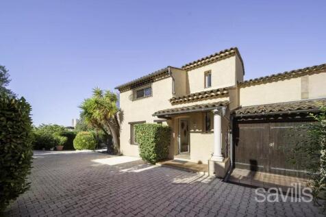 For sale, villa within a gated estate in Antibes