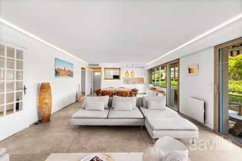 Apartment With Direct Beach Access