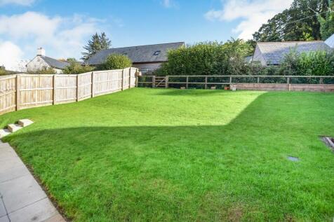  Sunny rear garden