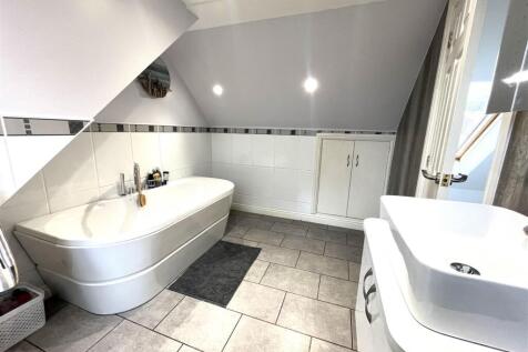 THORN CLOSE LOFT BATH.jpeg