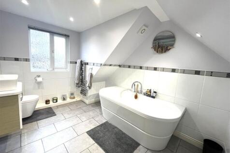image3THORN CLOSE LOFT BATH 2.jpeg
