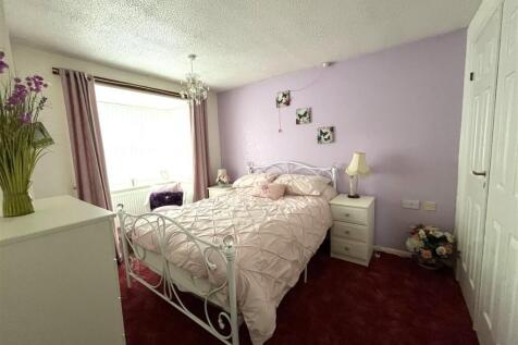 8 the laurels bed 1.jpeg
