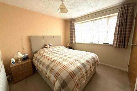 28 watson close bed.jpeg