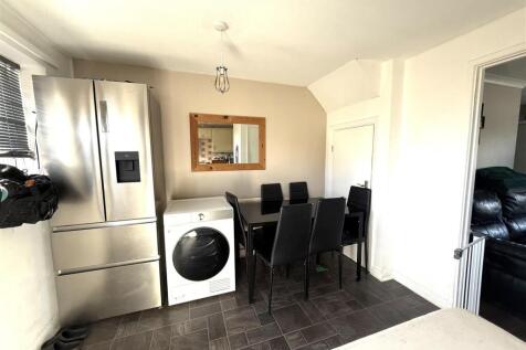 37 campbell close kit 2.jpeg