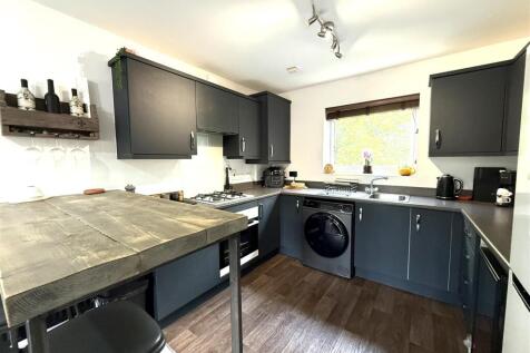 30 langley way kit 4.jpeg