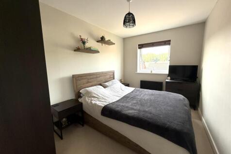 30 langley way bed 4.jpeg