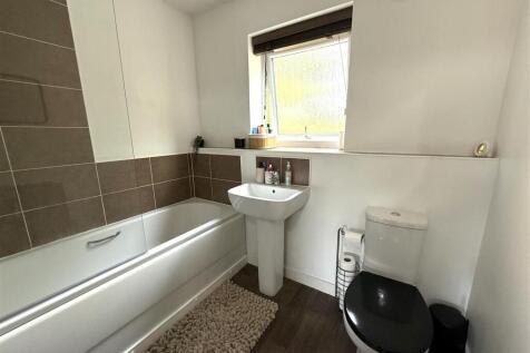 30 langley way bath.jpeg