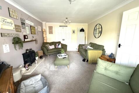 1 THORN CLOSE LOUNGE 4.jpeg