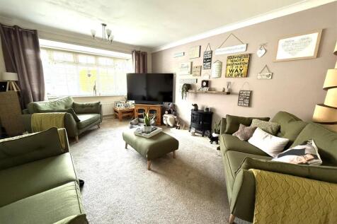 1 THORN CLOSE LOUNGE 3.jpeg