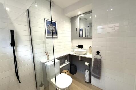 13 hillway bath.jpeg