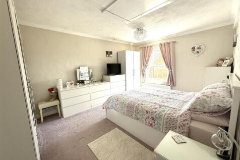 white bed 4.jpeg
