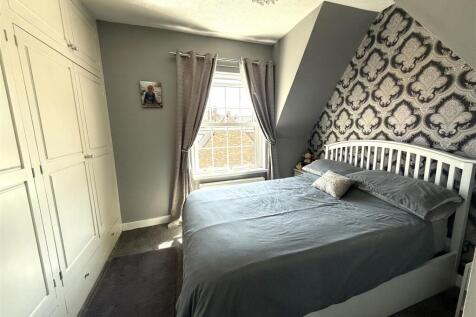 white bed.jpeg