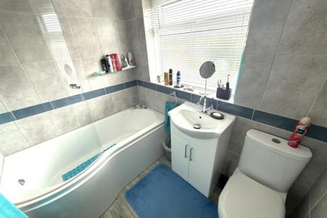 61 leahall bath.jpeg