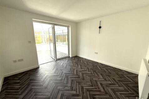 84 TALBOT LOUNGE.jpeg