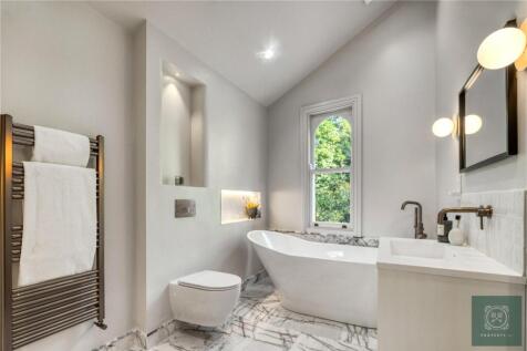 Main Bathroom Suite