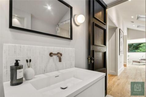 Main Bathroom Suite
