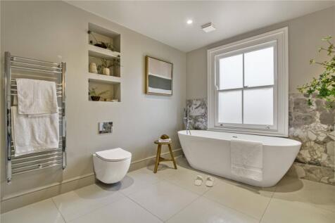 Main Bathroom Suite