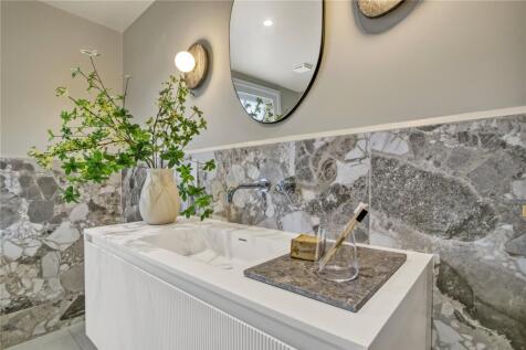 Main Bathroom Suite