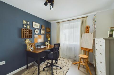 Bedroom / Study