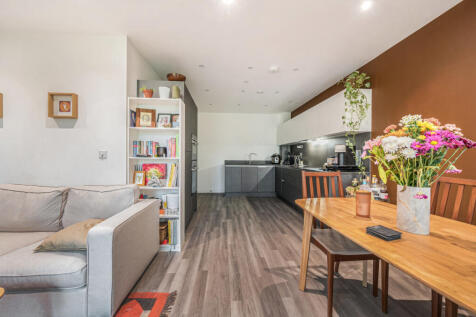 1372043-9-68f9f5c...