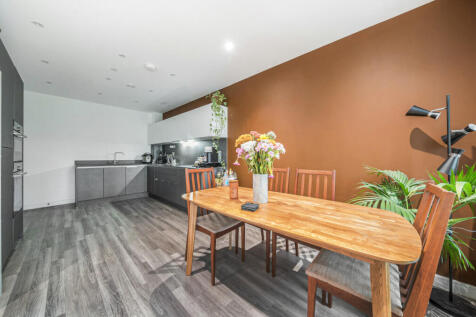 1372043-8-68f9f5c...