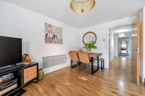 1388313-10-693980...