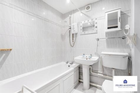 Bathroom 1.jpg