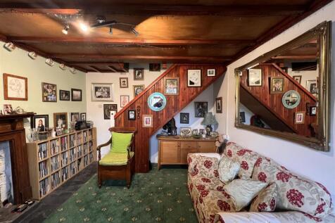LivingRoomCottage2.JPG