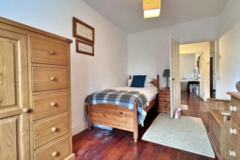 Bedroom 1.jpg