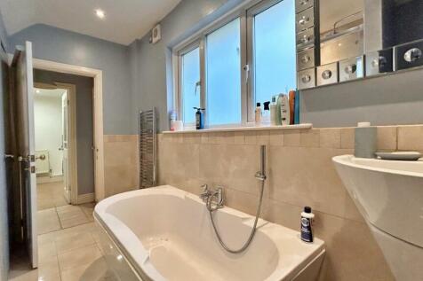 Bathroom 1.jpg